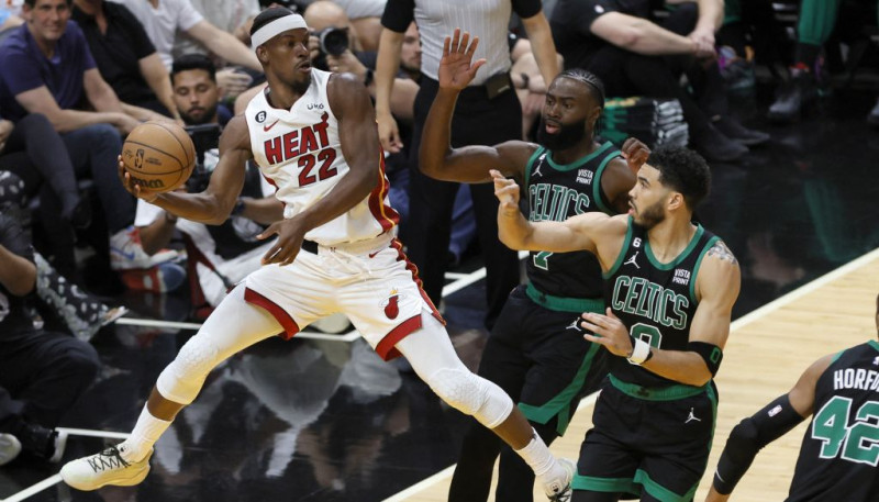 "Heat" mājās sagrauj "Celtics", nonākot vienas uzvaras attālumā no NBA fināla