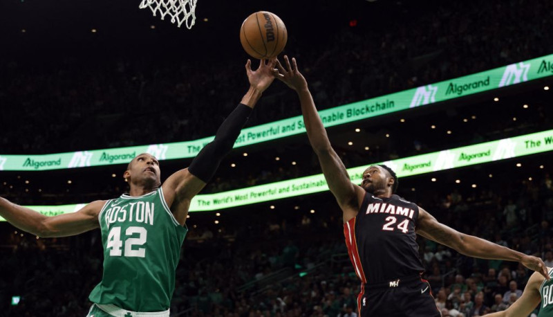 "Celtics" turpina atspēlēšanās misiju pret "Heat", uzvarot sērijas piektajā spēlē