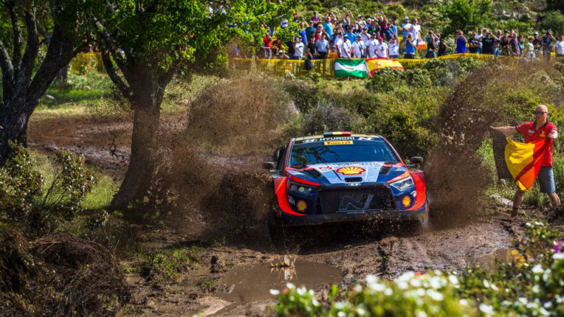 Ožjē avarē no pirmās pozīcijas, Sardīnijas WRC posmā triumfē Noivils