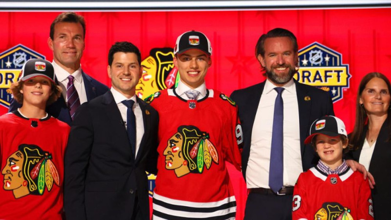 Bez pārsteigumiem: ''Blackhawks'' NHL draftā ar pirmo numuru izvēlas Bedārdu