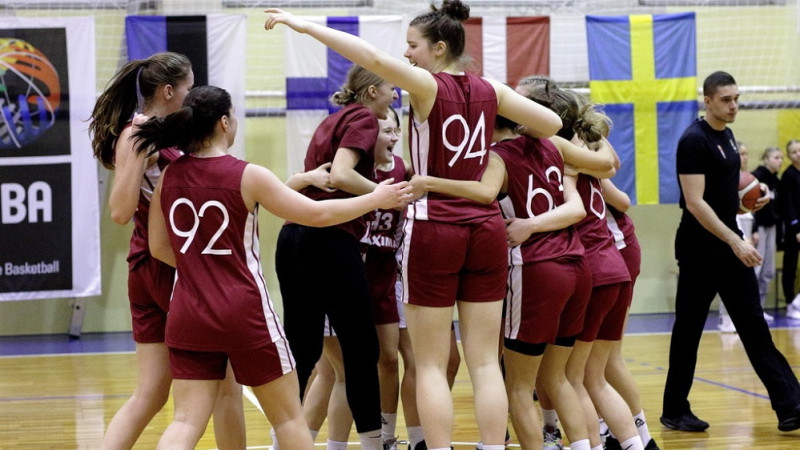 U18 meitenes apsveic treneri Ikstenu un dodas uz Eiropas čempionātu