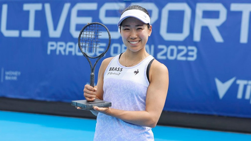 "Laimīgā zaudētāja" Hibino triumfē Prāgā, izcīnot karjeras trešo WTA titulu