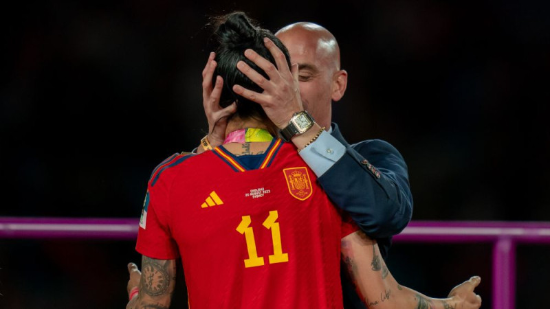 FIFA diskvalificē futbolisti noskūpstījušo Spānijas federācijas prezidentu