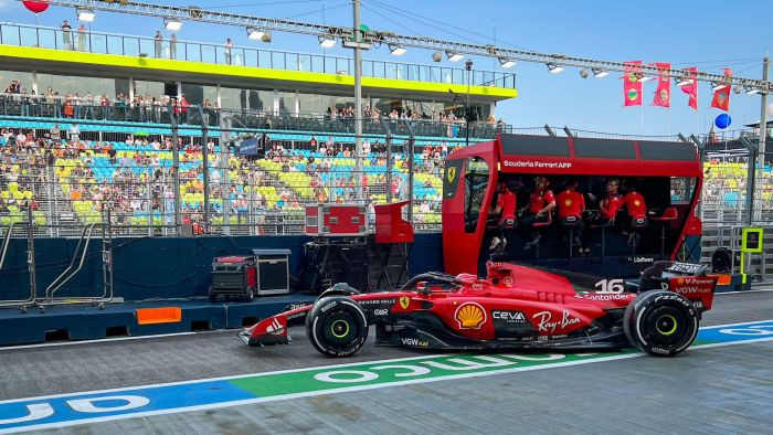 "Ferrari" piloti ātrākie Singapūras GP pirmajā treniņā