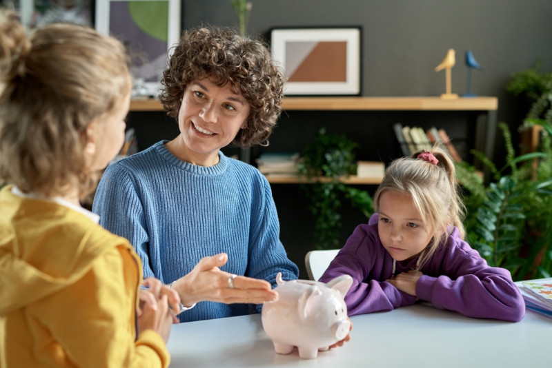 Finanšu pratība bērniem: kā mācīt bērnus par naudu