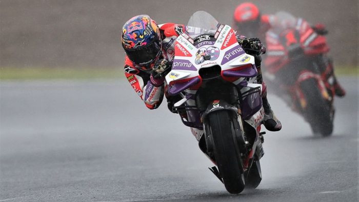 "MotoGP" lietus sacīkstē Japānā uzvar Martins