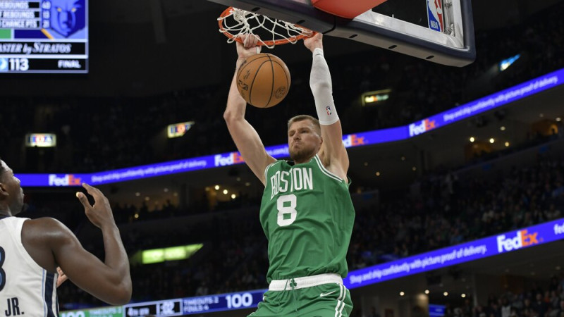 Porziņģim 26 punkti un izšķirošais bloks, ''Celtics'' nosargā uzvaru Memfisā