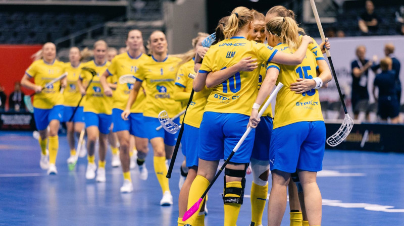 Zviedrietes startā šokē Somiju, nosargājot čempionu trofeju