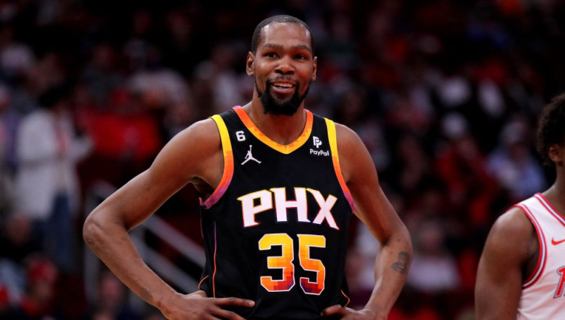Durentam karjeras rekords piespēlēs un ''triple-double'', ''Suns'' uzvar Hjūstonā