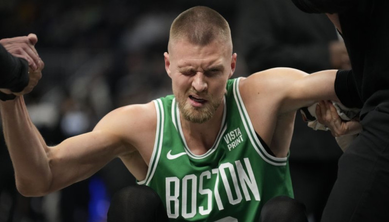 Porziņģis acs savainojuma dēļ nospēlē tikai sešas minūtes, "Celtics" kārtējā uzvara