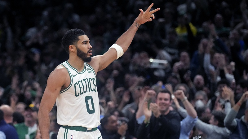 "Celtics" pagarinājumā uzvar "Timberwolves" un labo rekordu, "Thunder" pārspēj "Heat"