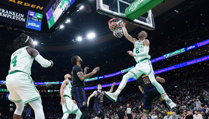 Porziņģim 17 punkti un pieci bloki, "Celtics" negaidīts zaudējums pret "Lakers"