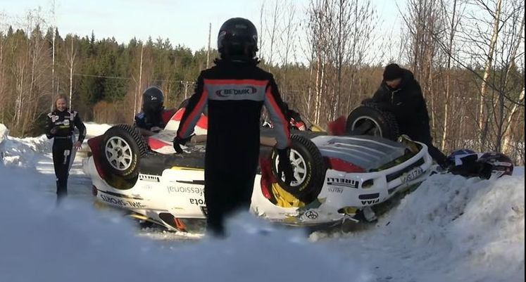 ''Toyota'' komandas vadītājs Latvala Somijas rallijā piedzīvo avāriju (+video)