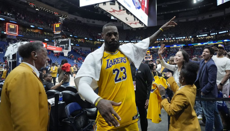 NBA play-in: "Lakers" tiksies ar čempioni "Nuggets", "Warriors" sezona beigusies