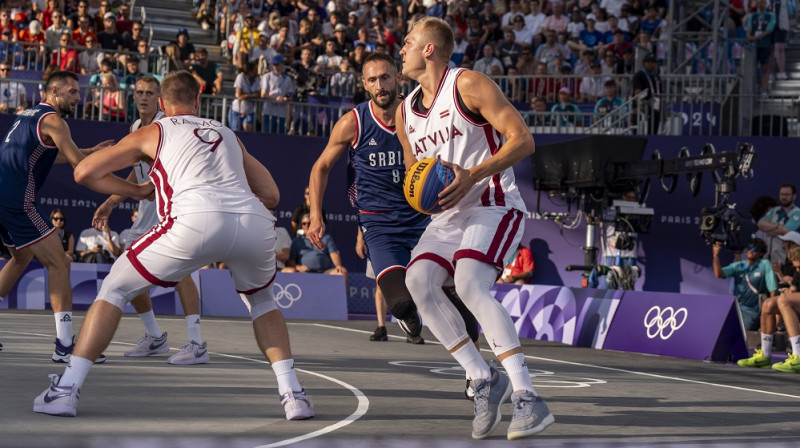 Latvijas basketbolisti pieveic serbus un uzvar regulāro turnīru