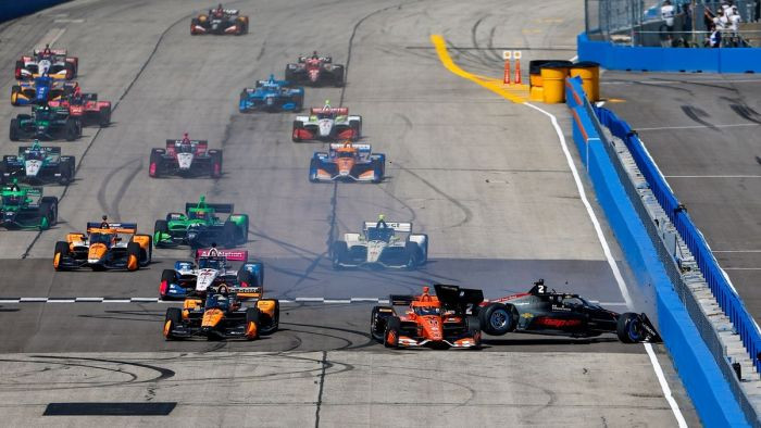 Video: "IndyCar" dubultposmā Milvokī trasē uzvar O'Vards un Makloklins