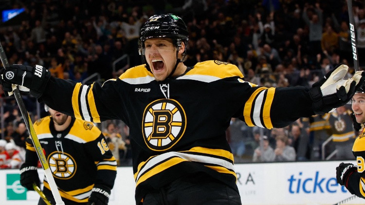 "Bruins" vairākas nedēļas nepalīdzēs aizsardzības balsts Lindholms