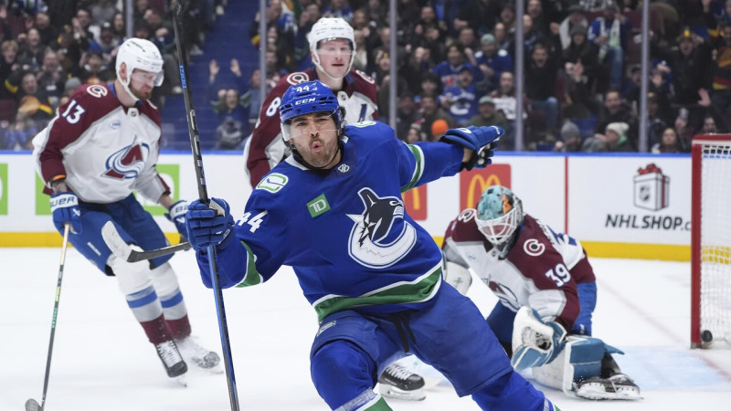 "Canucks" hokejistam pirmais hat-trick NHL, Demko ielaiž tikai pašās beigās