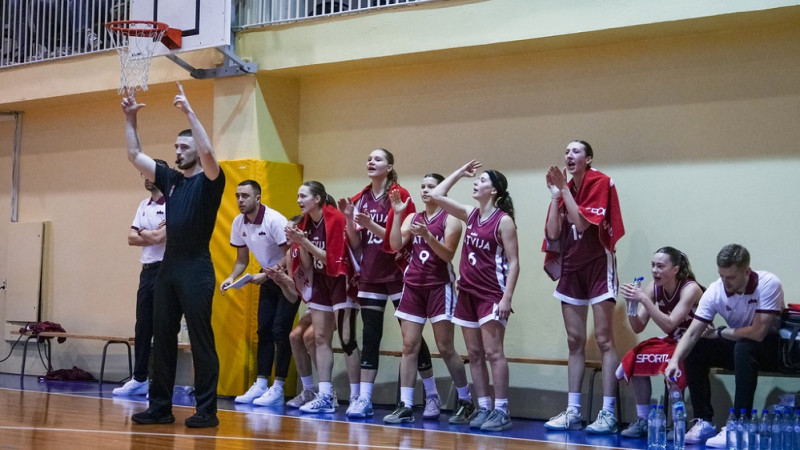 U18 meitenes sagādā Rūdolfam Rozītim dāvanu dzimšanas dienā