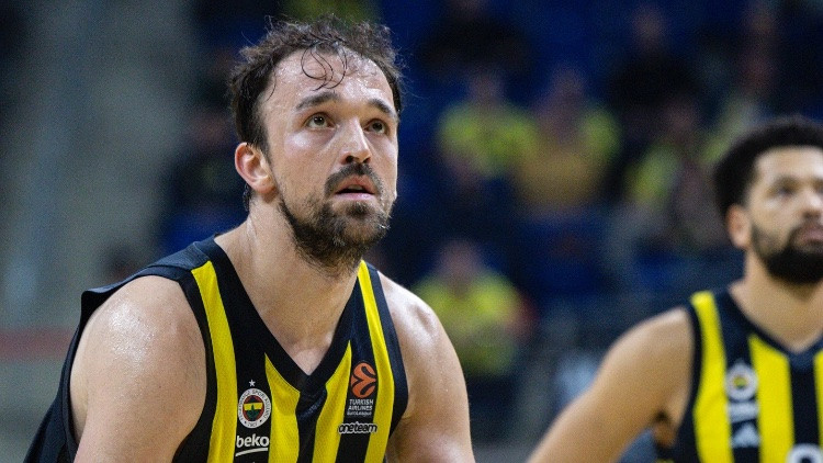 "Fenerbahce" bez savainotā Žagara pēdējā ceturtdaļā beidzot salauž ALBA pretestību