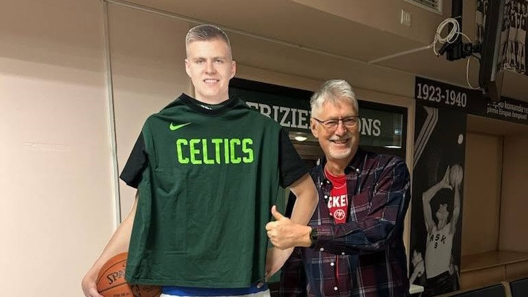 "Celtics" fans no Zviedrijas ietērpj Porziņģi pienācīgā apģērbā