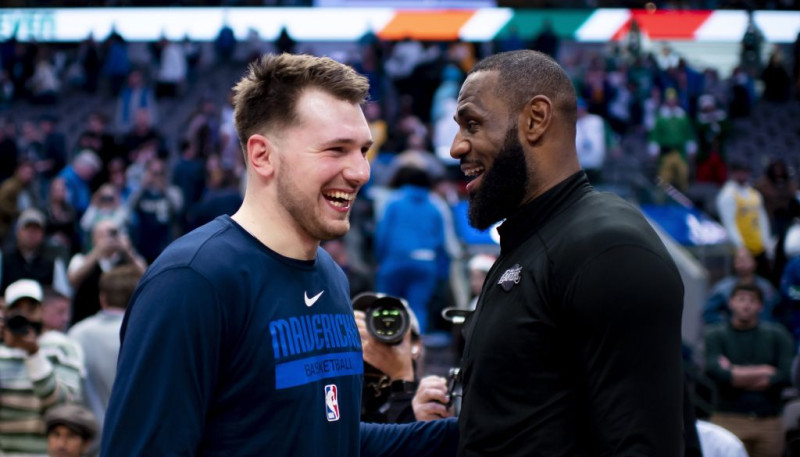 Šokējošs pavērsiens NBA: Dončičs karjeru turpinās "Lakers", Deiviss dosies uz Dalasu