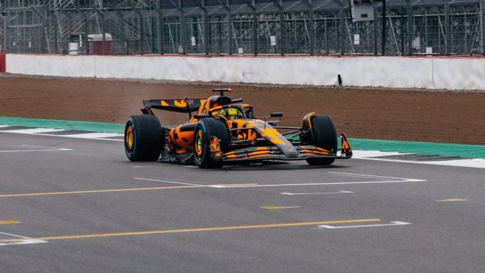 "McLaren" komanda pirmā atrāda jauno F1 sacīkšu mašīnu