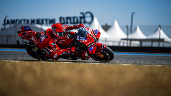 "MotoGP" testos dominē "Ducati" komandas jaunais braucējs Marks Markess