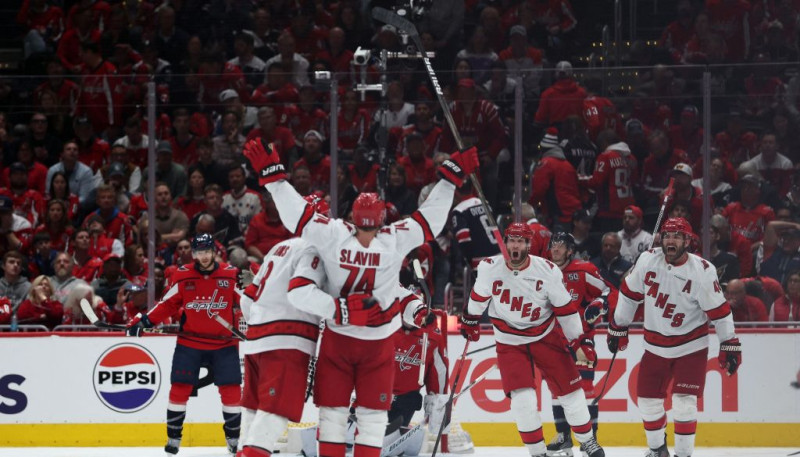 "Hurricanes" uzveic "Capitals" pagarinājumā, "Oilers" atspēlējas pret Vegasu