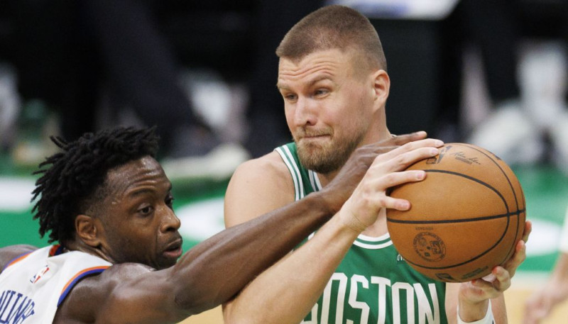 Porziņģis un "Celtics" arī otrajā spēlē pret "Knicks" izlaiž 20 punktu pārsvaru