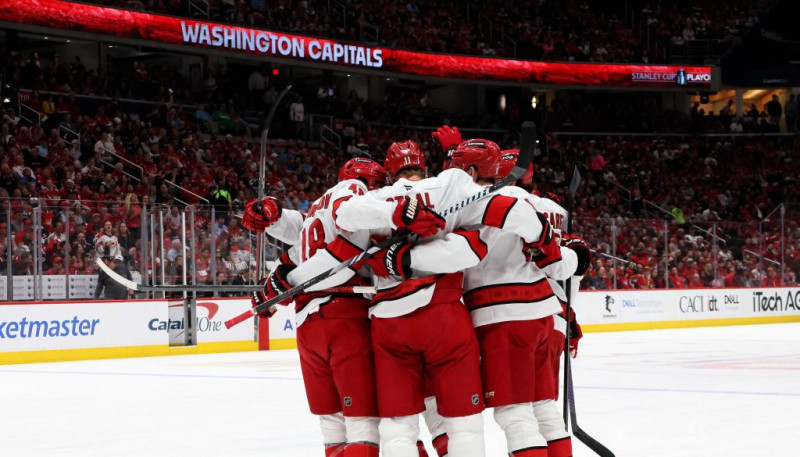 "Hurricanes" nosūta atvaļinājumā "Capitals", "Jets" pagarina sēriju