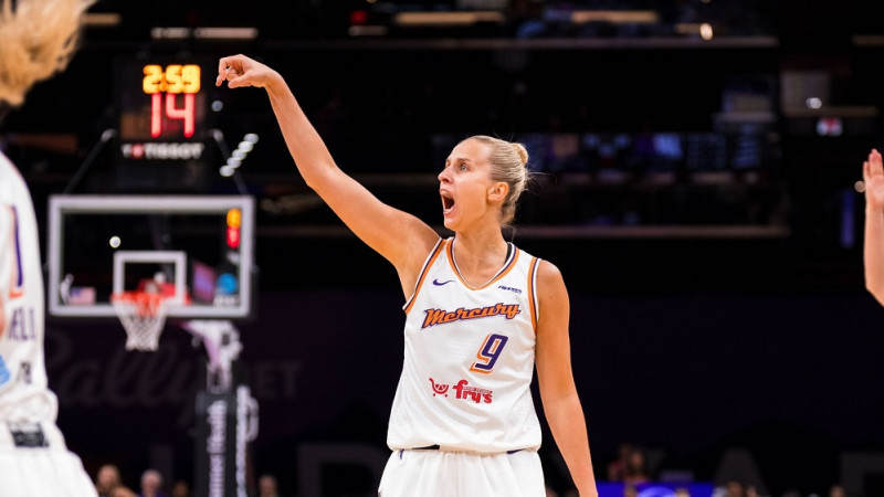 Kitija Laksa dzimšanas dienā lieliski debitē WNBA pamatturnīrā