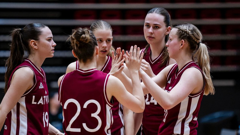 Annai Liepiņai 21 punkts, Latvijas juniores viesos apspēlē Itāliju