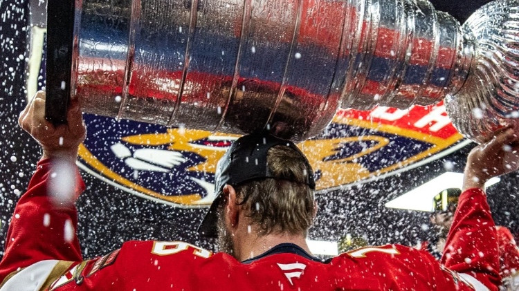 "Panthers" kapteinis nakts melnumā ar Stenlija kausu apstaigā kaimiņus