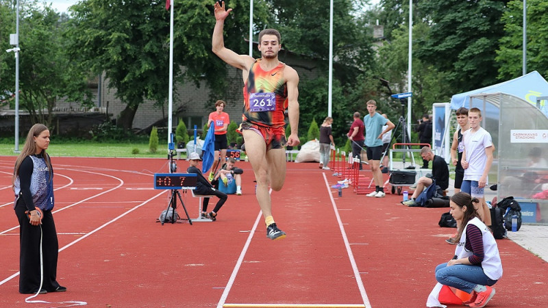 Netradicionālas skriešanas disciplīnas, U16 rekords un Latvijas SB tāllēkšanā "Carnikavas Nēģu kausā"
