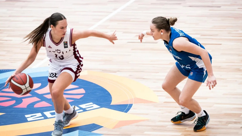 Latvija labi cīnās, bet uzvara pēc 0:10 izrāviena tiek favorītei