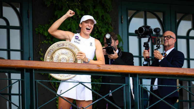 Švjonteka grauj Vimbldonas finālā, izcīnot sesto "Grand Slam" titulu
