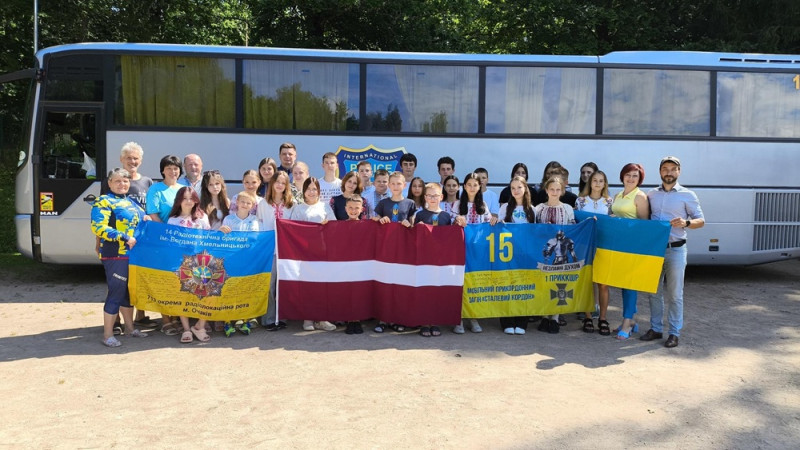 Ar Latvijas orientieristu atbalstu uz orientēšanās nometni Latvijā ieradušies 28 bērni no Ukrainas