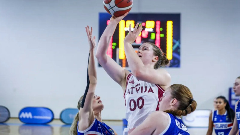 Evelīna Otto un Raina Tomašicka divatā iemet 55 punktus uzvarā