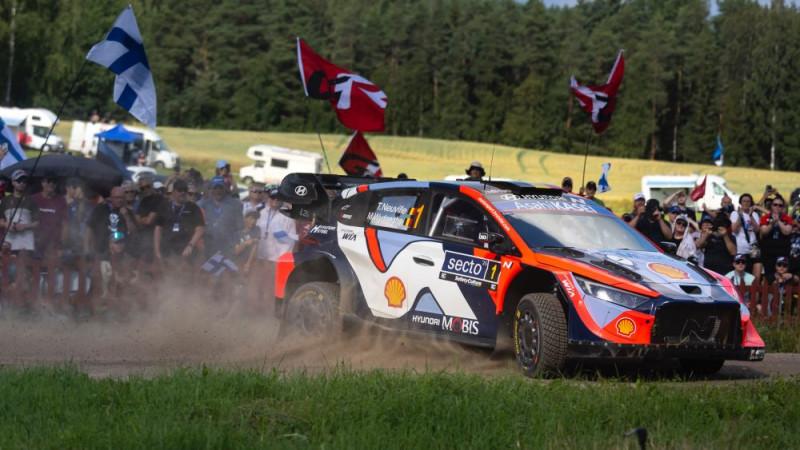 "Hyundai" meklē iemeslus daudzajiem riepu plīsumiem Somijas rallijā