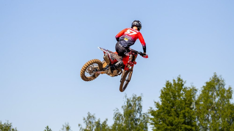 Latvija izcīna uzvaru junioru nāciju motokrosā vecākajā grupā