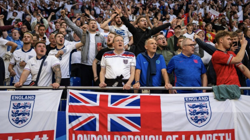 Anglijas fani Rīgā: daudz alus, karaoke, pelde peļķē un zīdaiņa pirmais izbrauciens