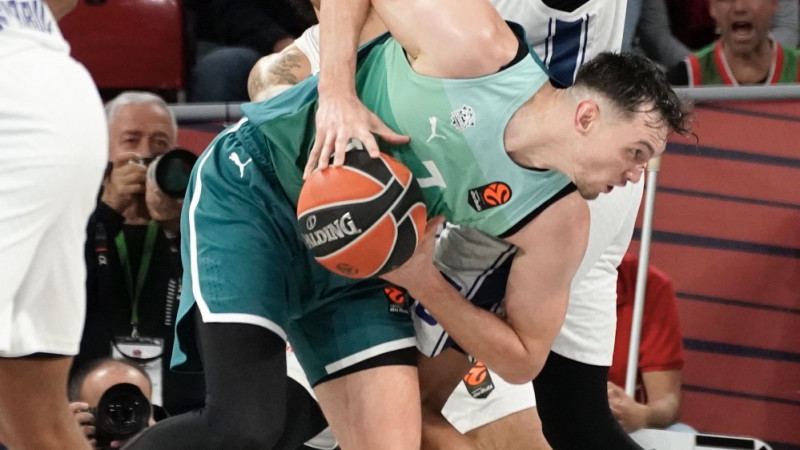 Latviešu duelis Eirolīgā: Kurucs rezultatīvāks par Šmitu un izcīna uzvaru