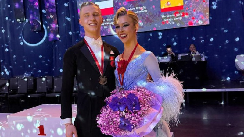 Latvijas jauniešu sporta deju pāris izcīna zeltu pasaules čempionātā