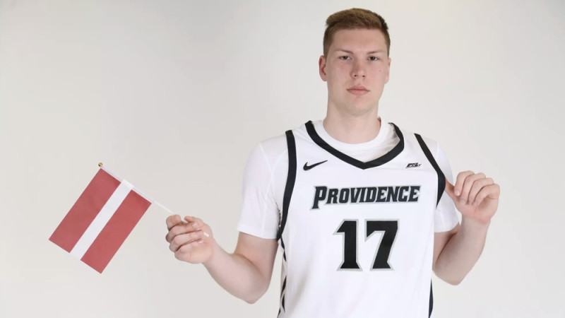 Pinnim pirmās minūtes NCAA, Blūms palīdz Deividsonai perfekti turpināt sezonu