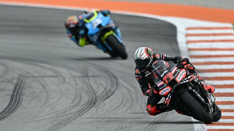 "MotoGP" sezona noslēdzas ar Bedzeki uzvaru un "Aprilia" dubultuzvaru