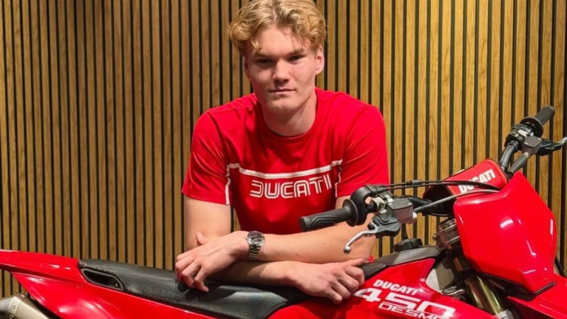 Bidzāns pārsēžas uz "Ducati" motocikla un prezentē nākamās sezonas plānus