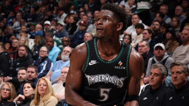 Edvardss ar 39 punktiem kaļ vilku uzvaru, debitantam Flegam spožākā karjeras spēle