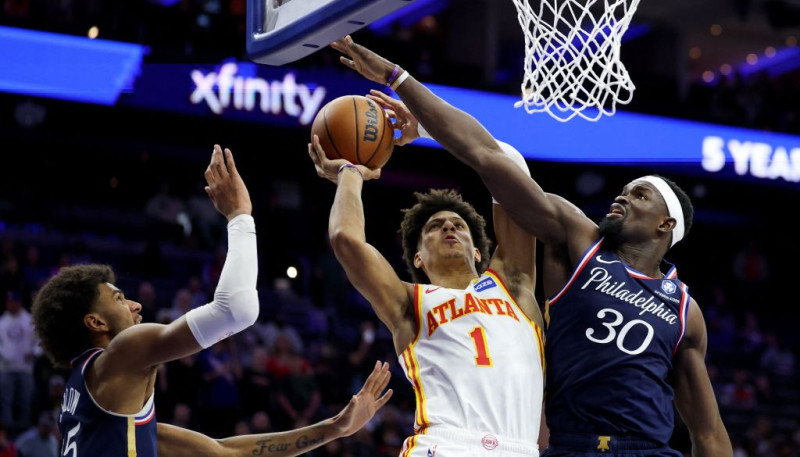 Džonsons salādē 41 punktu, "Hawks" bez Porziņģa uzvar otrajā pagarinājumā