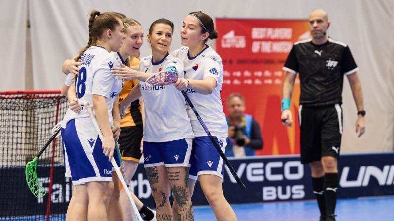 PČ florbolā sievietēm sākas izšķirošās cīņas, šovakar interesantākais ceturtdaļfināls